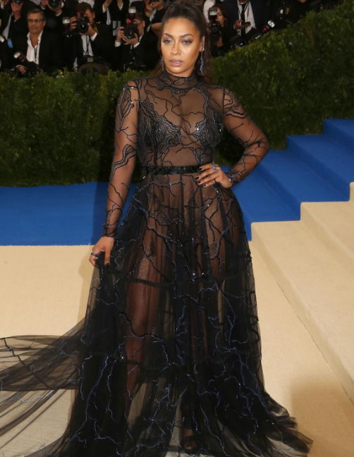 Té ngửa trước những bộ cánh kỳ dị ở Met Gala 2017 - Ảnh 6.