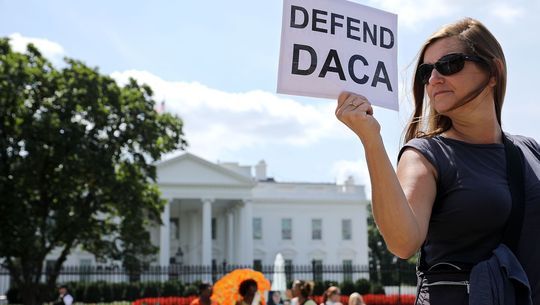 Bác bỏ DACA: Tổng thống Trump tiếp tục đập bỏ di sản của ông Obama? - Ảnh 2.