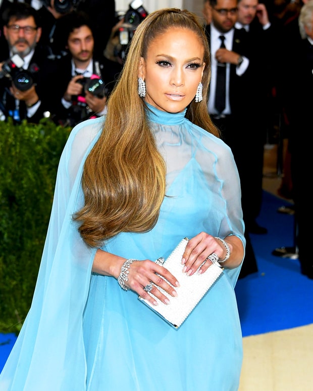 Cận cảnh bộ móng tay dát vàng của Jennifer Lopez và Blake Lively tại Met Gala 2017 - Ảnh 3.