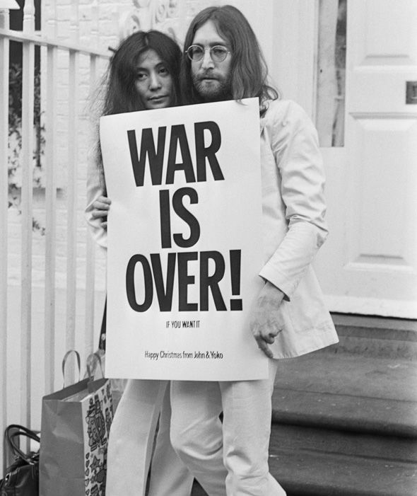 Yoko Ono làm phim về chuyện tình với John Lennon - Ảnh 1.