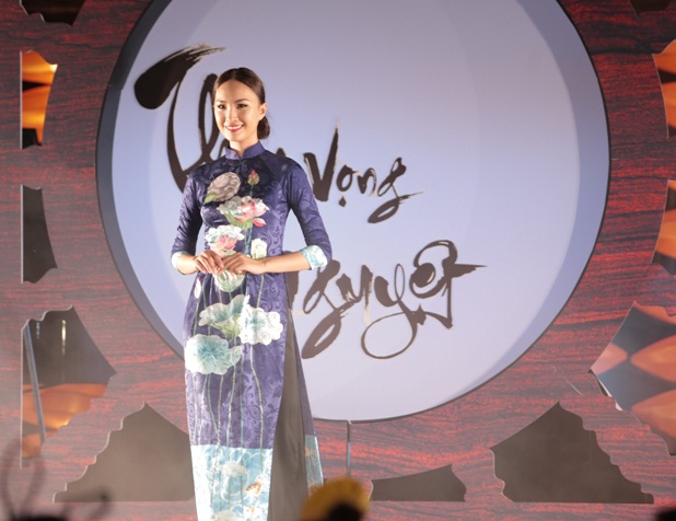 Hồn Việt bừng sáng trong bộ sưu tập áo dài Thu Vọng Nguyệt - Ảnh 8.