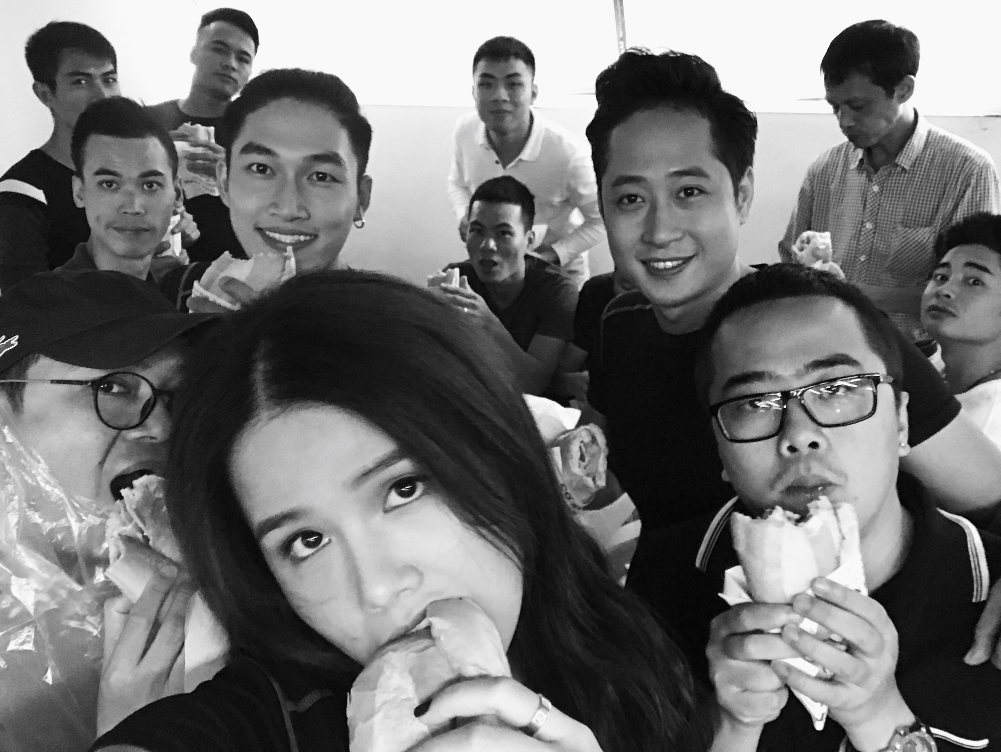 D&agrave;n diễn vi&ecirc;n Gh&eacute;t th&igrave; y&ecirc;u th&ocirc;i cực đ&aacute;ng y&ecirc;u qua loạt ảnh hậu trường - Ảnh 7.