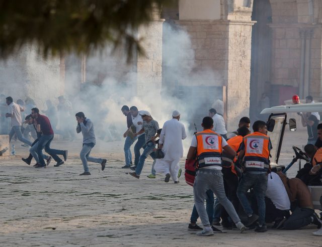 Đụng độ tại đền Al-Aqsa, ít nhất 113 người Palestine bị thương - Ảnh 1.