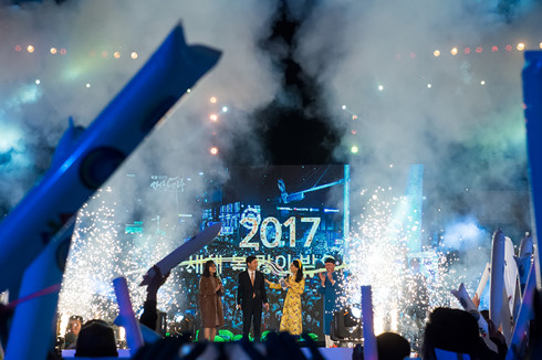 Countdown Party 2017 gây bất ngờ với thổ dân châu Phi - Ảnh 3.