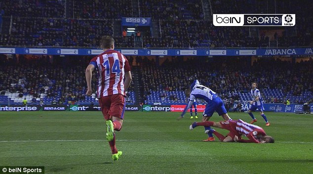 Fernando Torres bất tỉnh sau va chạm kinh hoàng - Ảnh 3.