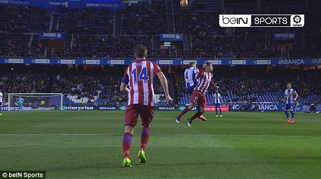 Fernando Torres bất tỉnh sau va chạm kinh hoàng - Ảnh 2.