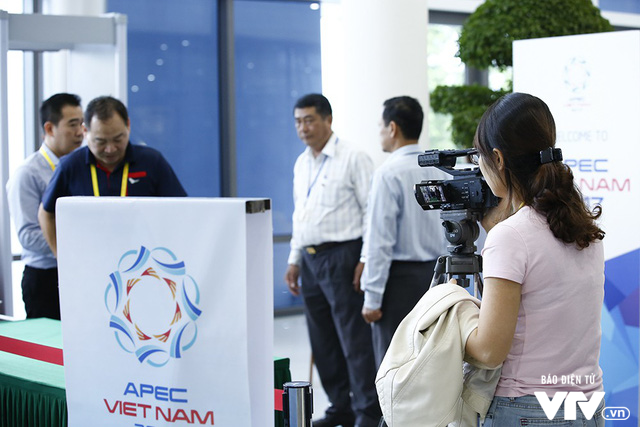 Không khí làm việc bên trong Trung tâm báo chí Quốc tế APEC 2017 - Ảnh 11.