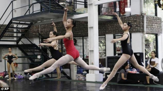 Múa ballet giúp xóa đói giảm nghèo ở Philippines - Ảnh 1.