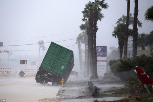 Bão Harvey tàn phá thành phố Houston, ít nhất 6 người thiệt mạng - Ảnh 1.