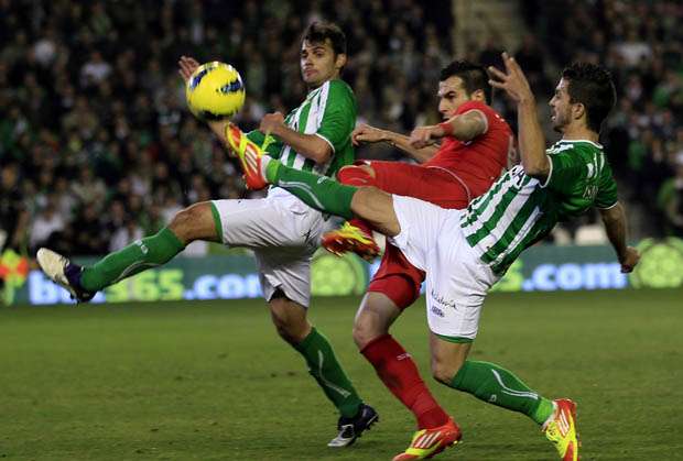 La Liga: Đánh bại Real Betis, Sevilla chiếm vị trí thứ 2 của Barcelona - Ảnh 1.