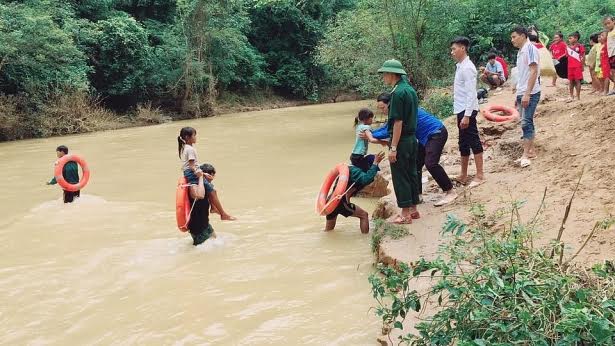 Bộ đội biên phòng kiệu trẻ em băng suối sâu đến trường - Ảnh 4.