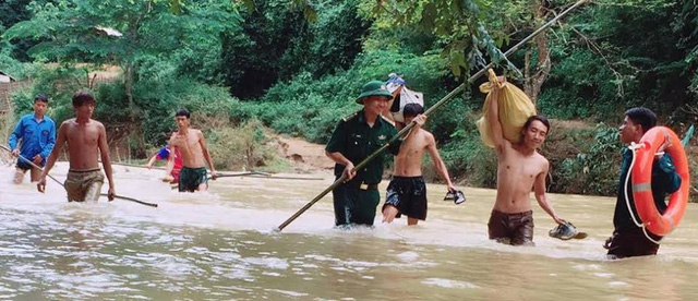 Bộ đội biên phòng kiệu trẻ em băng suối sâu đến trường - Ảnh 5.