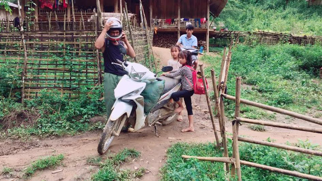 Bộ đội biên phòng kiệu trẻ em băng suối sâu đến trường - Ảnh 7.