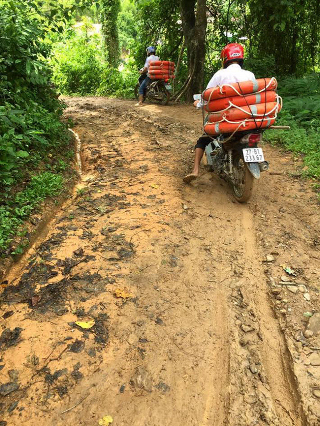 Bộ đội biên phòng kiệu trẻ em băng suối sâu đến trường - Ảnh 6.