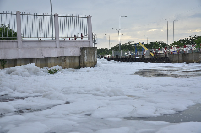 TP.HCM: Bọt tuyết phủ đầy kênh Tàu Hủ - Ảnh 4.