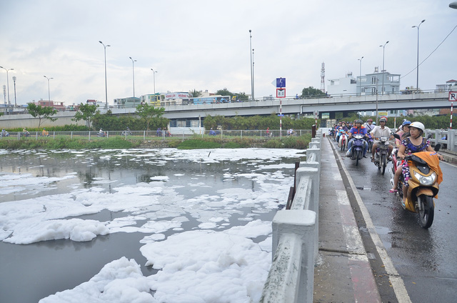 TP.HCM: Bọt tuyết phủ đầy kênh Tàu Hủ - Ảnh 7.