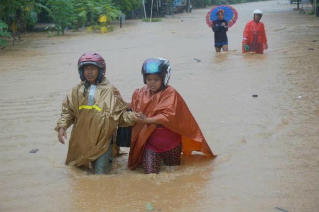 Bão nhiệt đới đổ bộ vào Indonesia, ít nhất 19 người thiệt mạng - Ảnh 2.