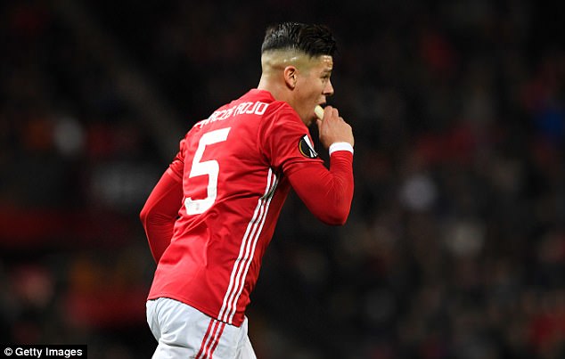 Ăn chuối trong trận đấu, Marcos Rojo bị UEFA kiểm tra doping - Ảnh 1.