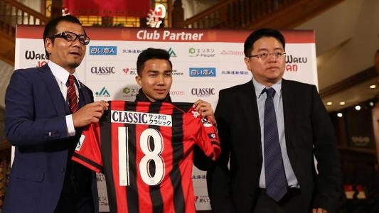 Theo bước Công Vinh, ngôi sao Thái Lan ra mắt Consadole Sapporo - Ảnh 1.