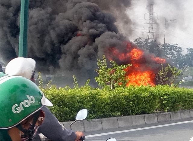 TP.HCM: Xe m&aacute;y chở can xăng ch&aacute;y ng&ugrave;n ngụt tr&ecirc;n đại lộ - Ảnh 1.