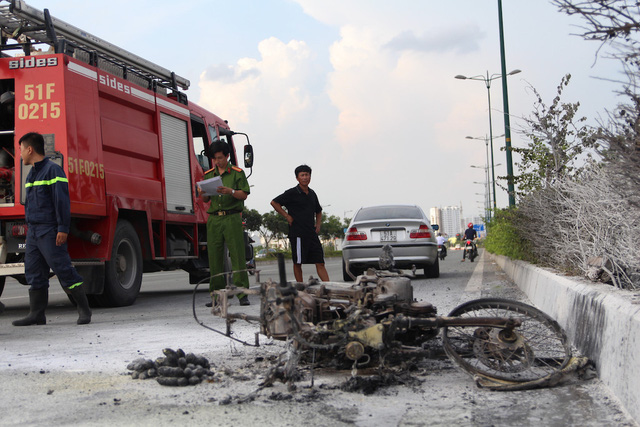 TP.HCM: Xe m&aacute;y chở can xăng ch&aacute;y ng&ugrave;n ngụt tr&ecirc;n đại lộ - Ảnh 2.