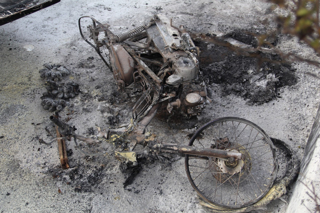 TP.HCM: Xe m&aacute;y chở can xăng ch&aacute;y ng&ugrave;n ngụt tr&ecirc;n đại lộ - Ảnh 3.