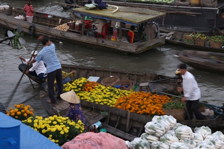 Sắc màu rực rỡ trên chợ nổi Cái Răng ngày Tết - Ảnh 4.