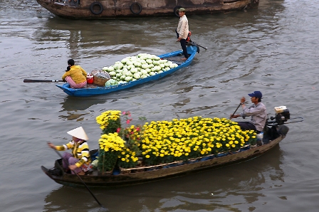 Sắc màu rực rỡ trên chợ nổi Cái Răng ngày Tết - Ảnh 2.