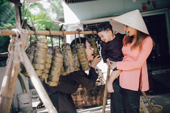 Vợ chồng Khánh Thi, Phan Hiển rộn ràng gói bánh chưng ngày Tết - Ảnh 10.