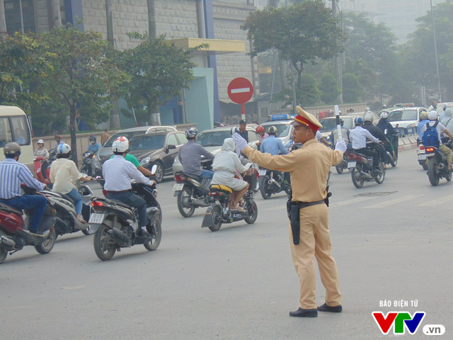 Ngang nhiên đi ngược chiều ở Hà Nội, Ủy Ban ATGT Quốc gia lên tiếng - Ảnh 1.