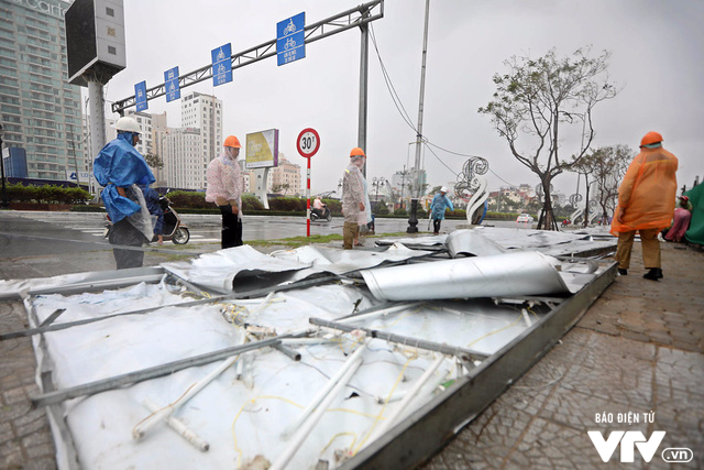 Đà Nẵng chỉnh trang đường phố chào đón APEC 2017 sau bão số 12 - Ảnh 6.