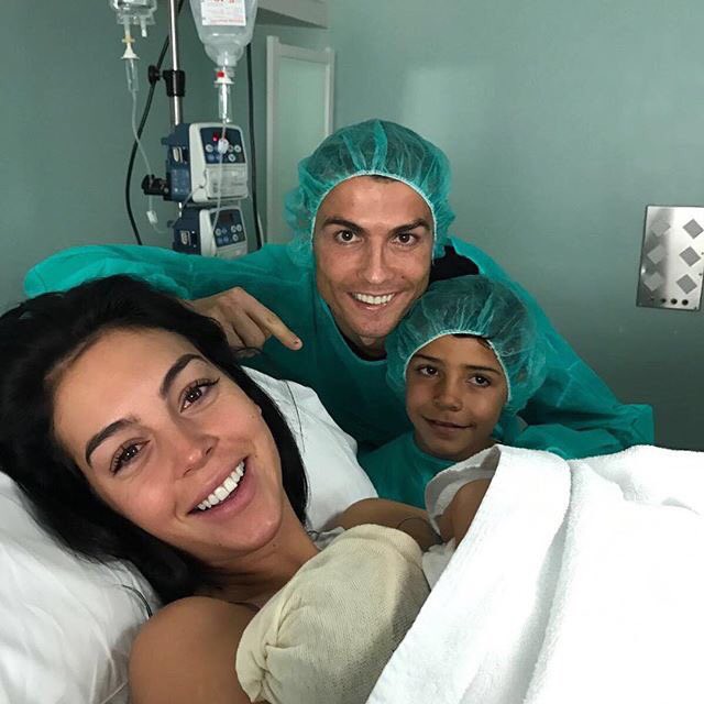 Siêu sao Cristiano Ronaldo có đứa con thứ 4 - Ảnh 1.