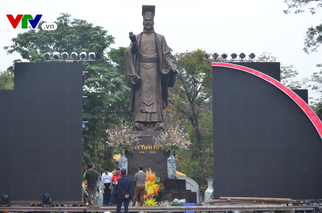 Hàng trăm cây hoa anh đào đã sẵn sàng khoe sắc tại vườn hoa Lý Thái Tổ - Ảnh 1.