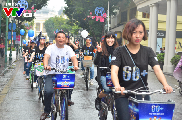 Hàng nghìn bạn trẻ cùng các đại sứ đội mưa đạp xe hưởng ứng Giờ Trái đất - Ảnh 11.