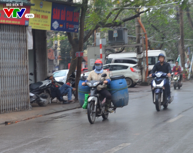 Xe máy cũ nát, không biển số lưu thông trên đường phố Hà Nội - Ảnh 4.