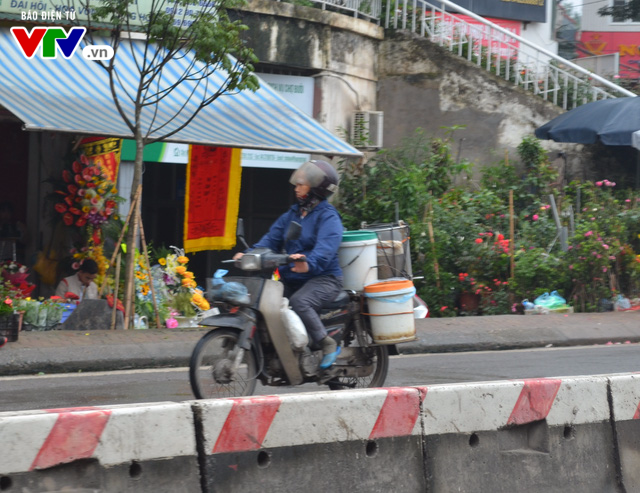 Xe máy cũ nát, không biển số lưu thông trên đường phố Hà Nội - Ảnh 8.