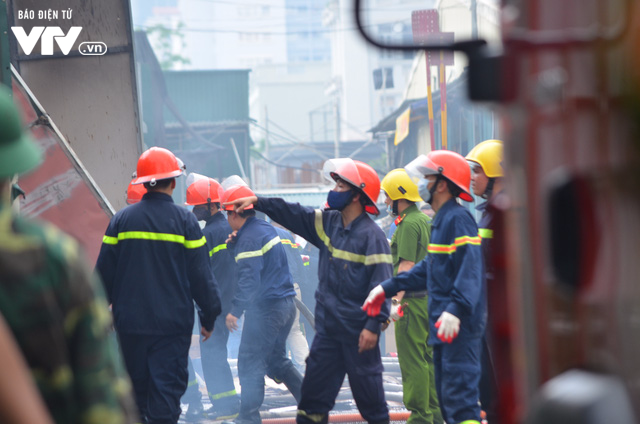 6 kho hàng bị thiệt hại nặng nề trong vụ cháy trên đường Phạm Hùng - Ảnh 12.