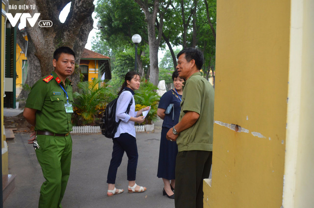 Kỳ thi vào lớp 10: Thí sinh hoảng hốt vì nhầm điểm thi, quên thẻ dự thi  - Ảnh 6.