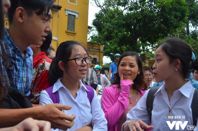 Thi lớp 10 tại Hà Nội: Thí sinh hồ hởi vì đề Văn dễ thở, đề Toán đúng trọng tâm - Ảnh 2.