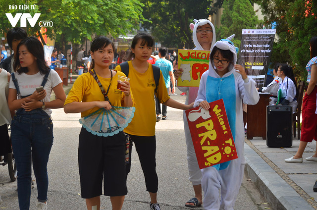 Nhiều trường Đại học chào đón tân sinh viên nhập học - Ảnh 1.