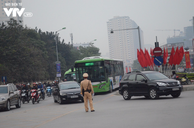 Thí điểm phương án cho xe bus thường được chạy chung làn đường với BRT - Ảnh 1.