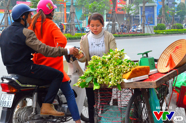 Hương hoa bưởi nồng nàn khắp phố phường Hà Nội - Ảnh 5.