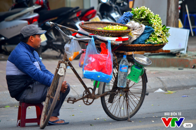 Hương hoa bưởi nồng nàn khắp phố phường Hà Nội - Ảnh 6.