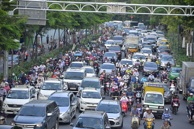 TP.HCM: CSGT Tân Sơn Nhất ra quân điều tiết giao thông - Ảnh 1.