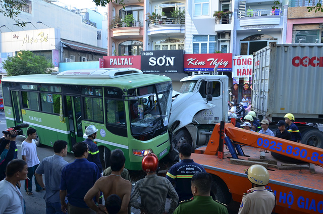 Xe container tông xe bus, 10 người bị thương - Ảnh 1.