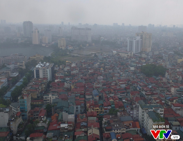 Cơn mưa vàng đánh tan nắng nóng như thiêu đốt tại Hà Nội - Ảnh 1.