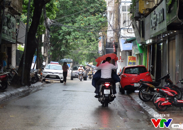 Cơn mưa vàng đánh tan nắng nóng như thiêu đốt tại Hà Nội - Ảnh 4.