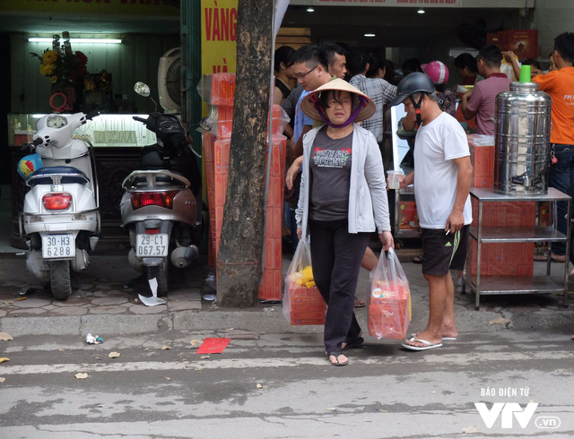 Người Hà Nội xếp hàng dài mua bánh Trung thu - Ảnh 9.