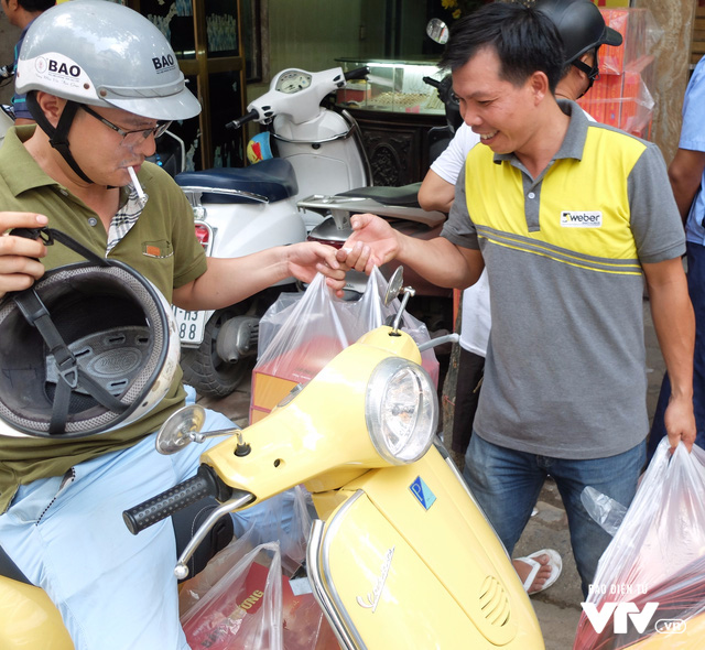 Người Hà Nội xếp hàng dài mua bánh Trung thu - Ảnh 10.