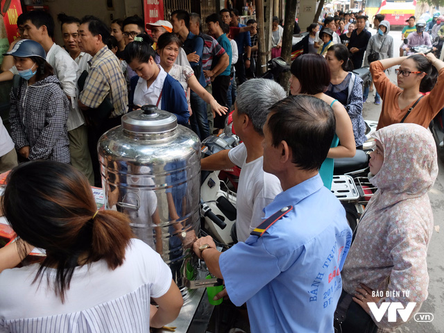 Người Hà Nội xếp hàng dài mua bánh Trung thu - Ảnh 5.